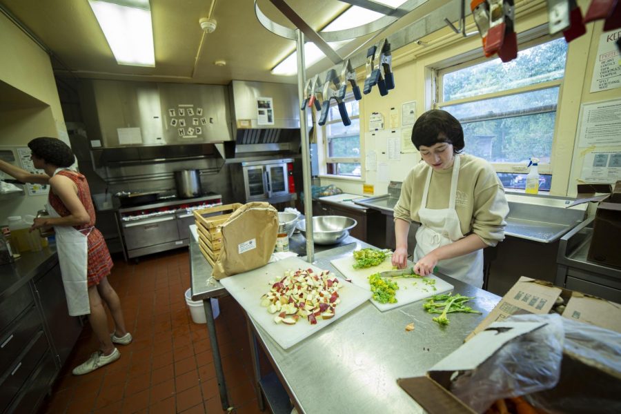 Members of the Oberlin Student Cooperative Association prepare a meal in the kitchen of Keep co-op. Canceled meals due to a turbulent interim period have raised concerns for OSCA members over ongoing negotiations with the College administration.